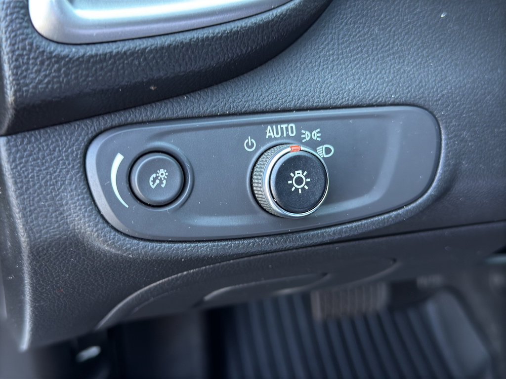 Used 2022 Chevrolet Trax LT w/ Midnight Edition image 15