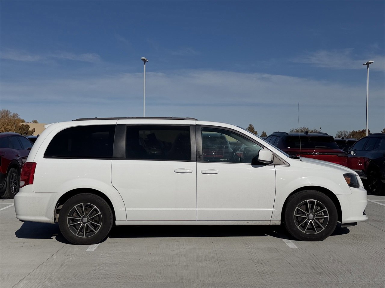 Used 2019 Dodge Grand Caravan GT image 3