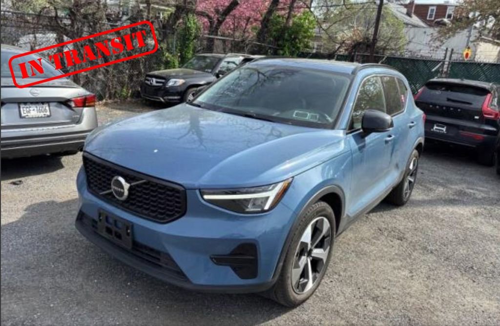 Used 2024 Volvo XC40 B5 Core AWD/4WD image 1