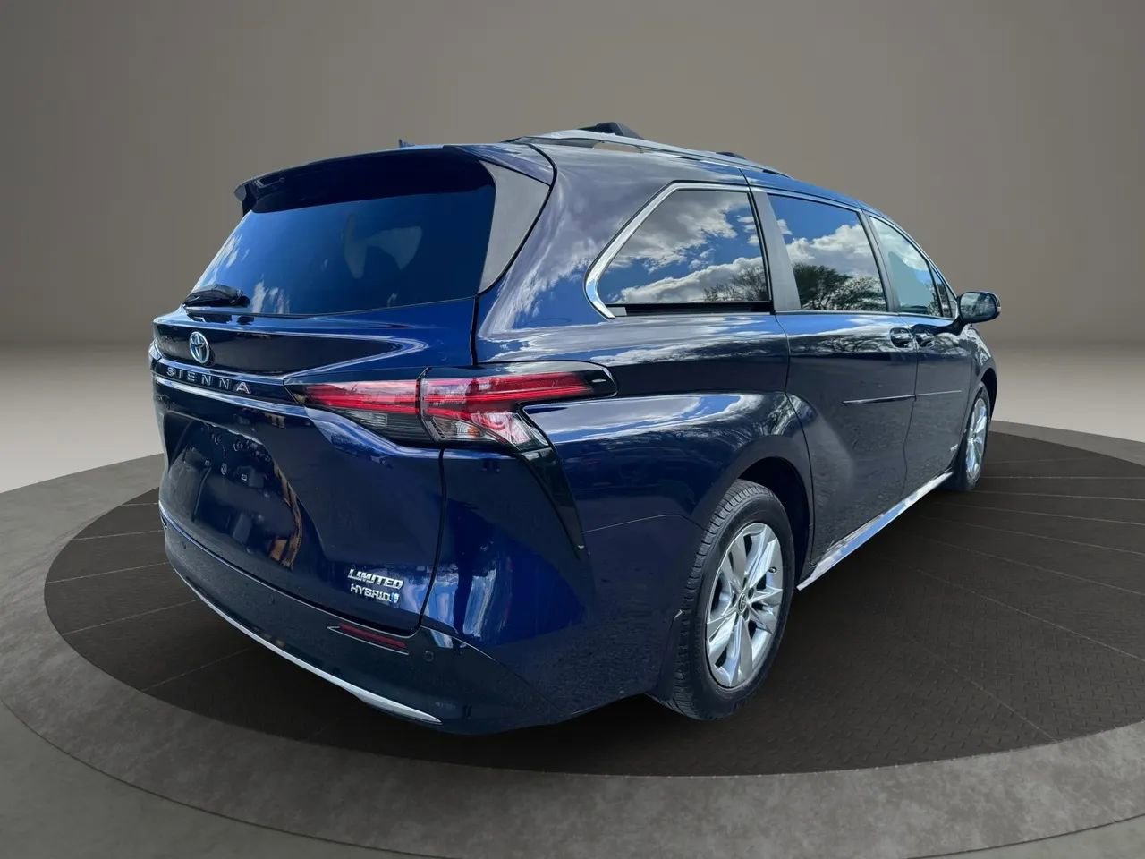 Used 2021 Toyota Sienna Limited FWD image 5