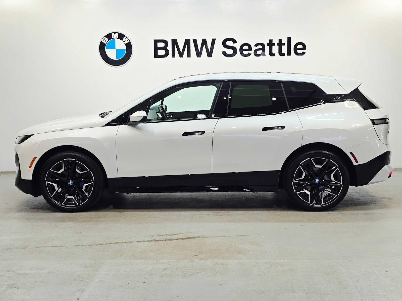 Used 2025 BMW iX xDrive50 AWD/4WD image 3