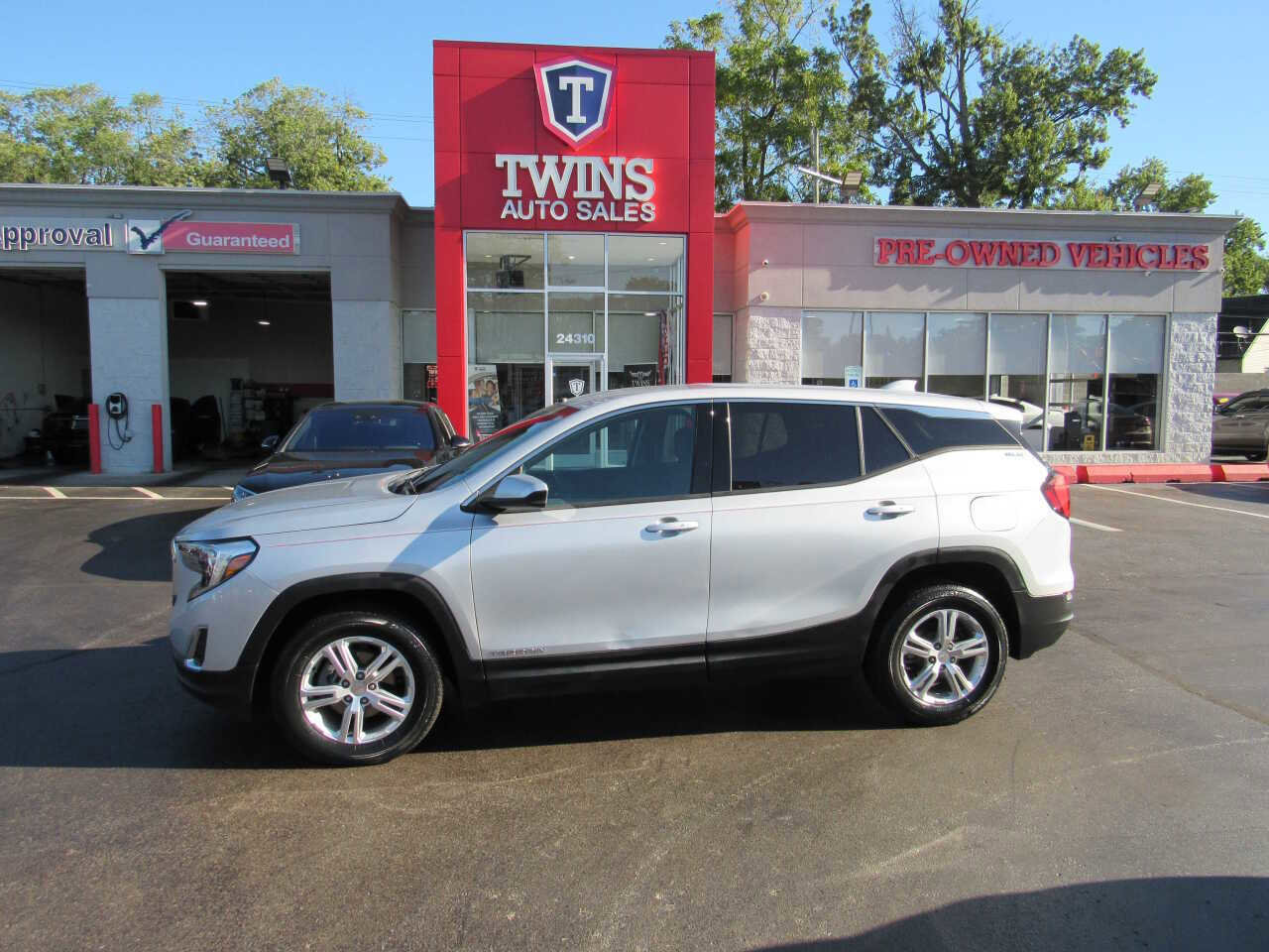 Used 2020 GMC Terrain SLE image 1