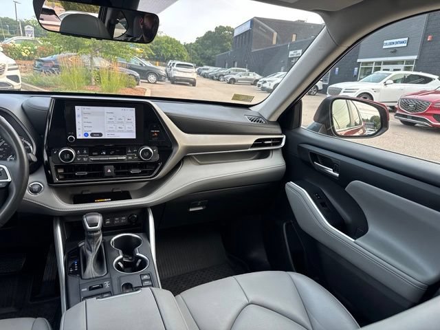 Used 2023 Toyota Highlander XLE AWD/4WD image 38