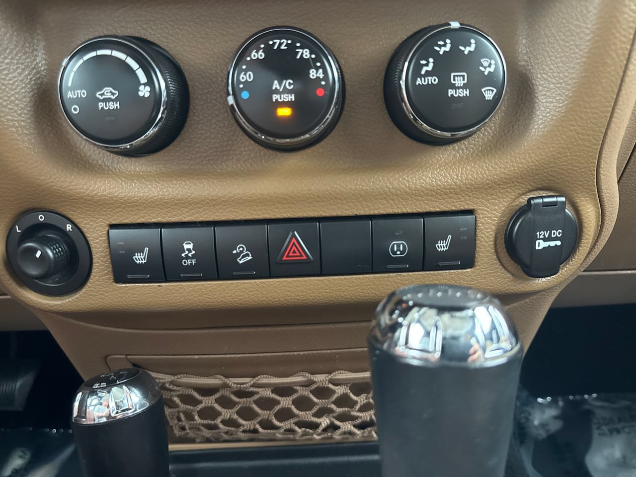 Used 2014 Jeep Wrangler Unlimited Rubicon w/ Connectivity Group AWD/4WD image 30