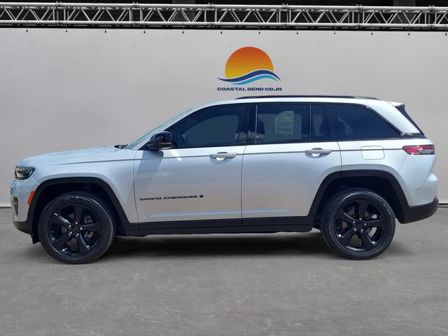Used 2023 Jeep Grand Cherokee Altitude RWD image 8