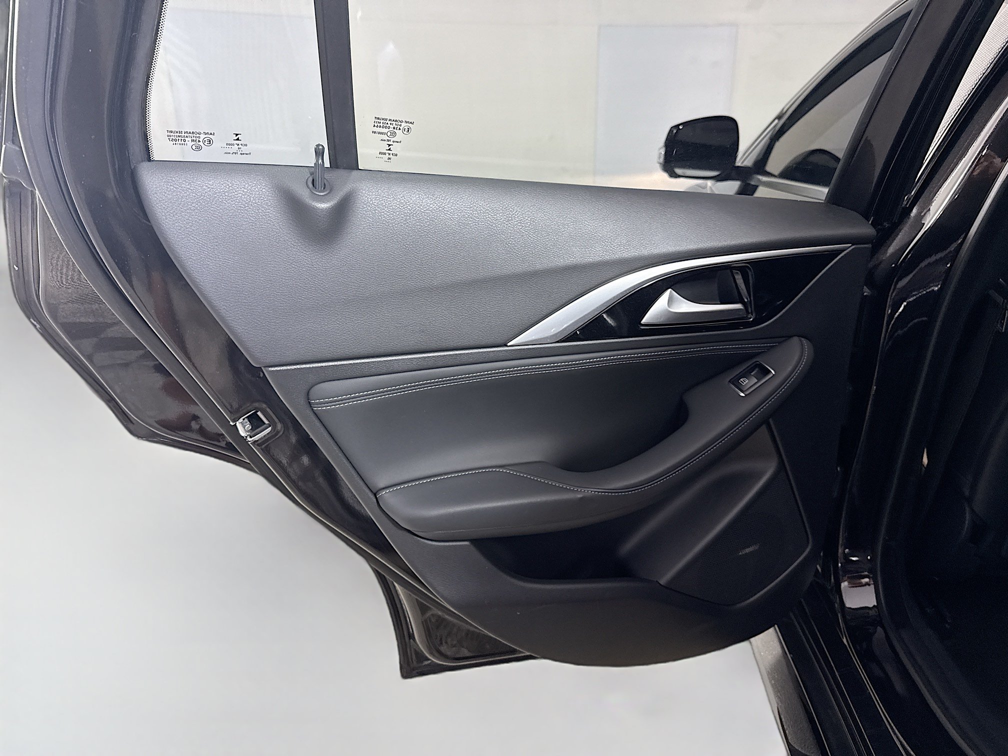 Used 2017 INFINITI QX30 Sport FWD image 25