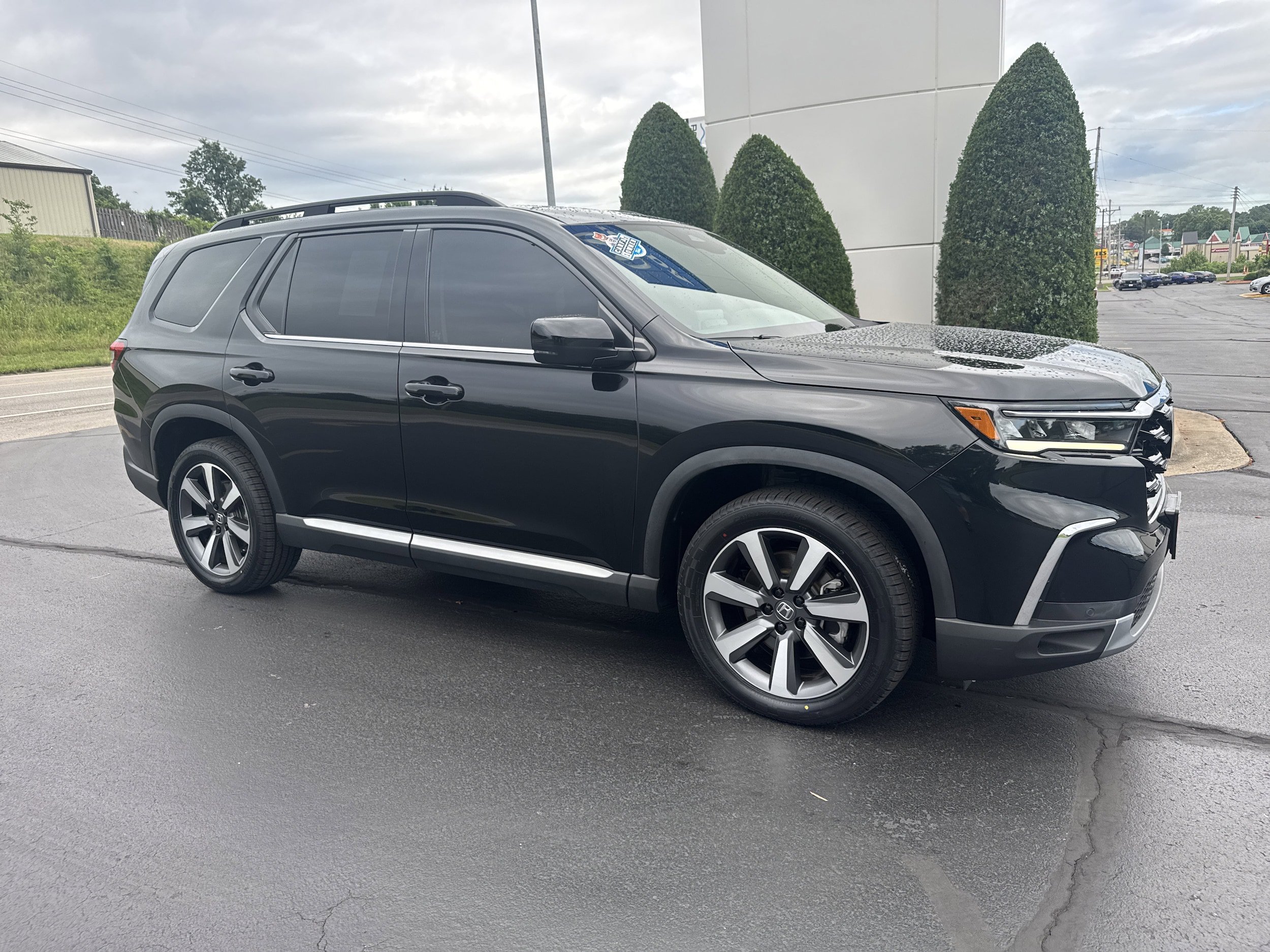 Used 2024 Honda Pilot Touring image 1