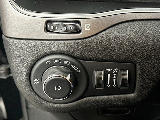 Used 2020 Jeep Cherokee Latitude Plus w/ Cold Weather Group image 23