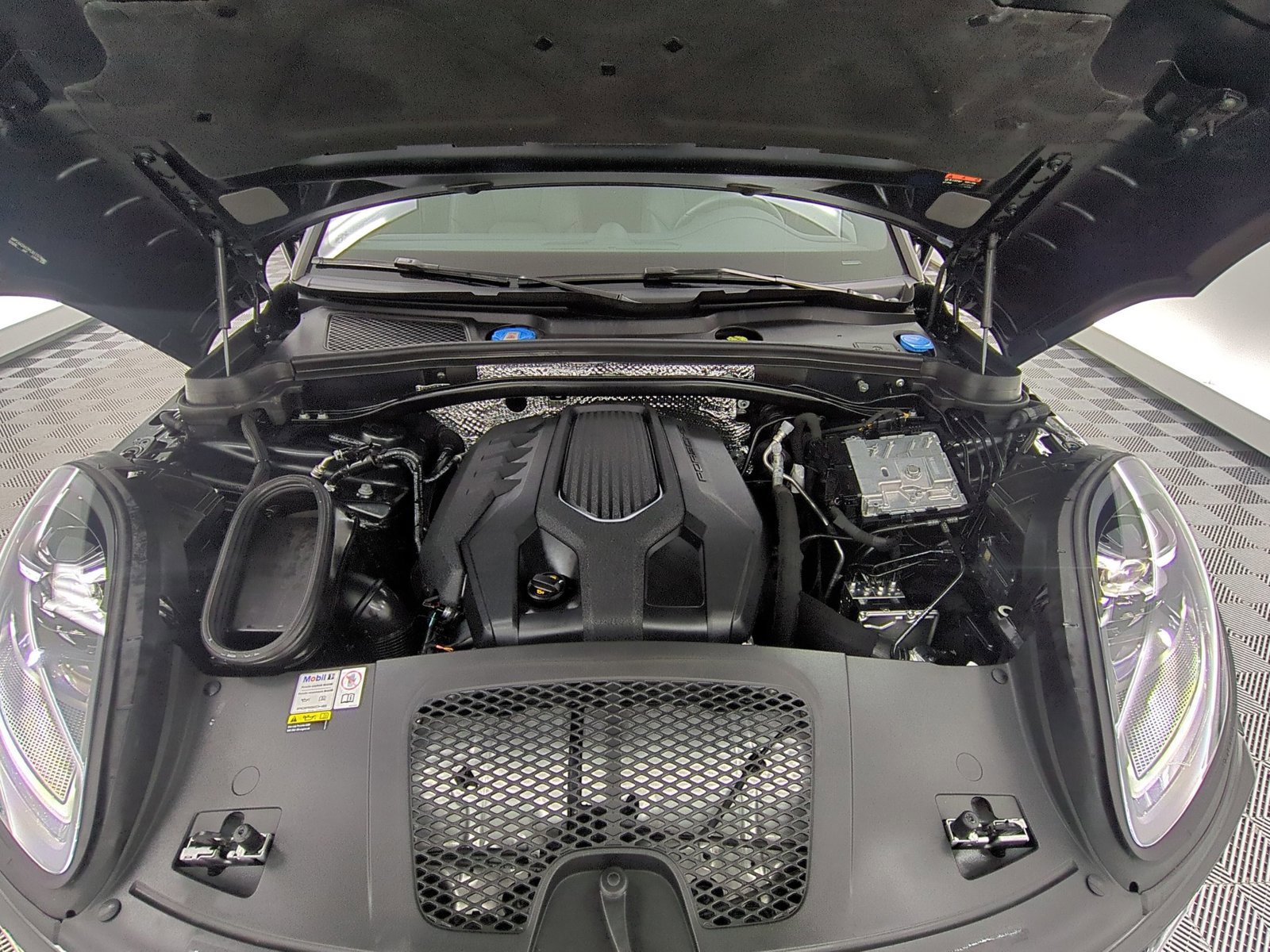 Certified 2023 Porsche Macan Turbo AWD/4WD image 27