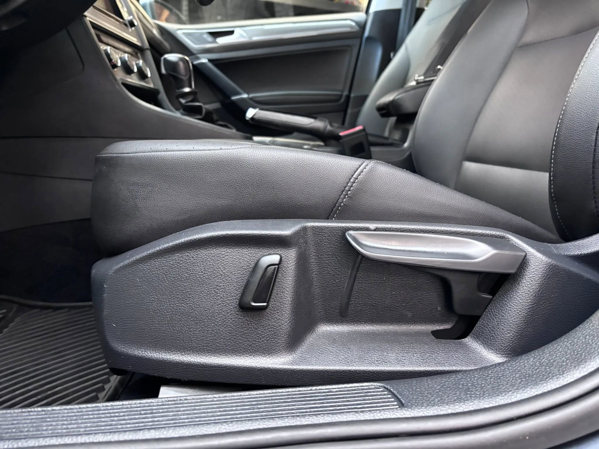 Used 2015 Volkswagen Golf TDI S FWD image 10