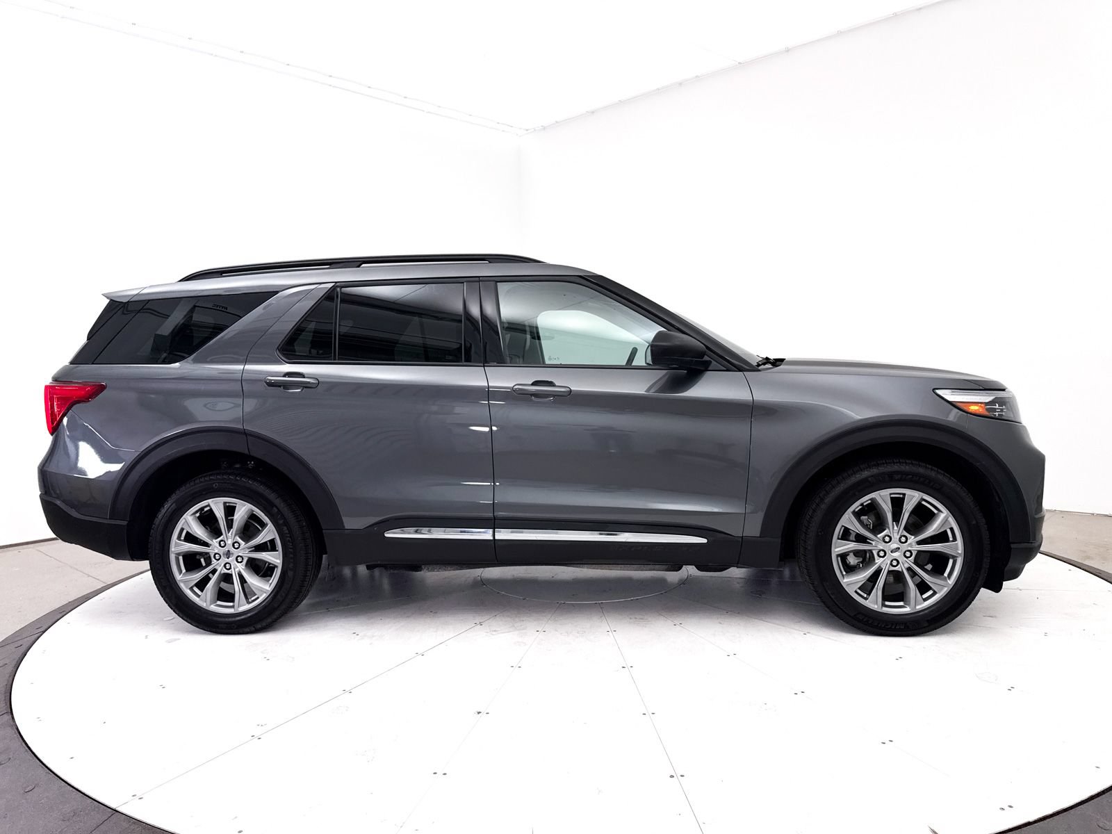 Used 2022 Ford Explorer XLT w/ Equipment Group 202A AWD/4WD image 41