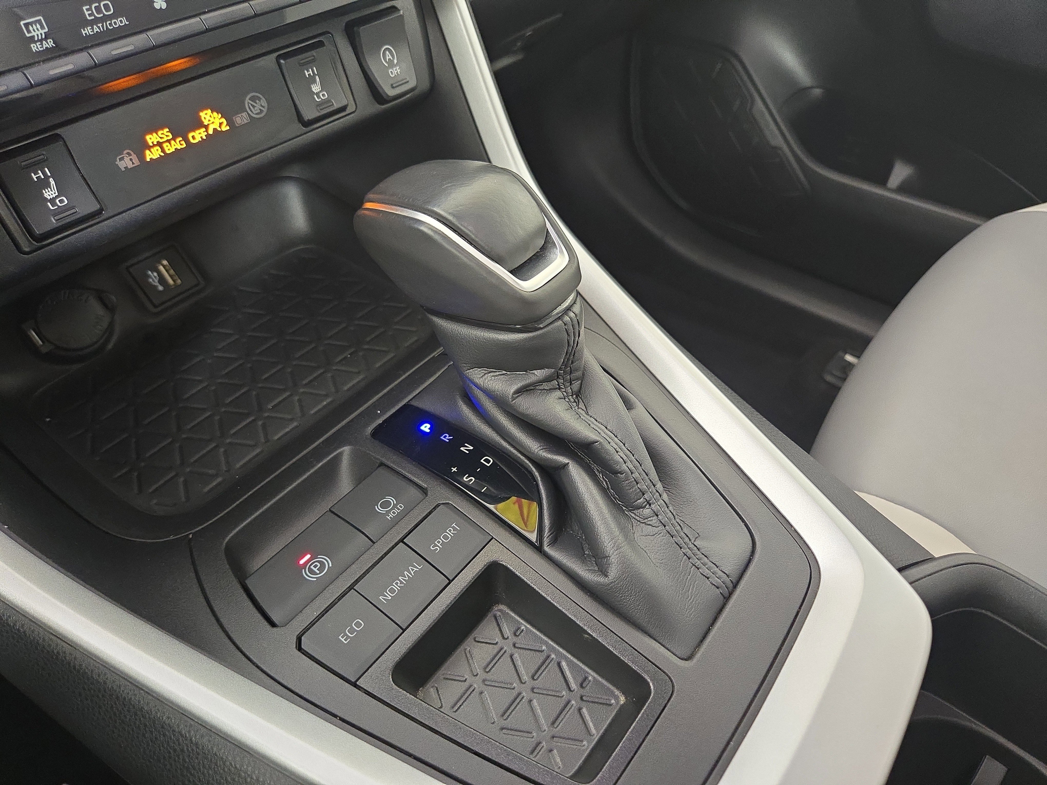 Used 2024 Toyota RAV4 XLE Premium image 23