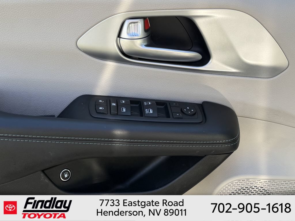 Used 2018 Chrysler Pacifica Touring-L FWD image 19