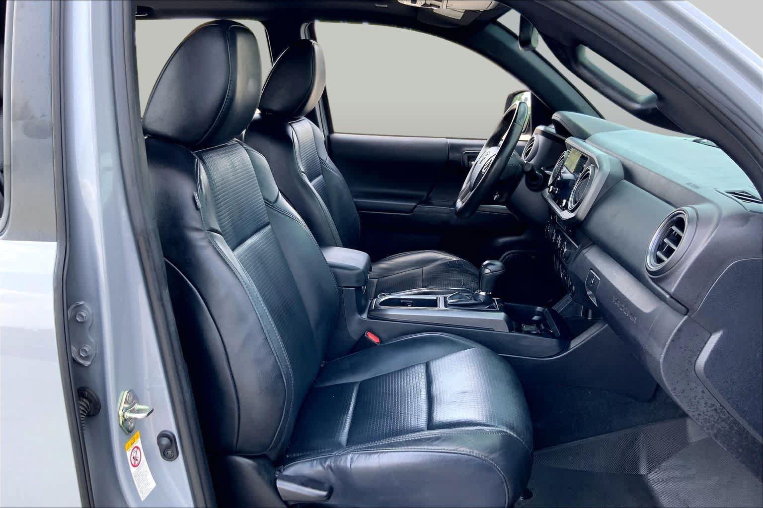 Used 2020 Toyota Tacoma TRD Sport w/ TRD Premium Sport Package AWD/4WD image 9
