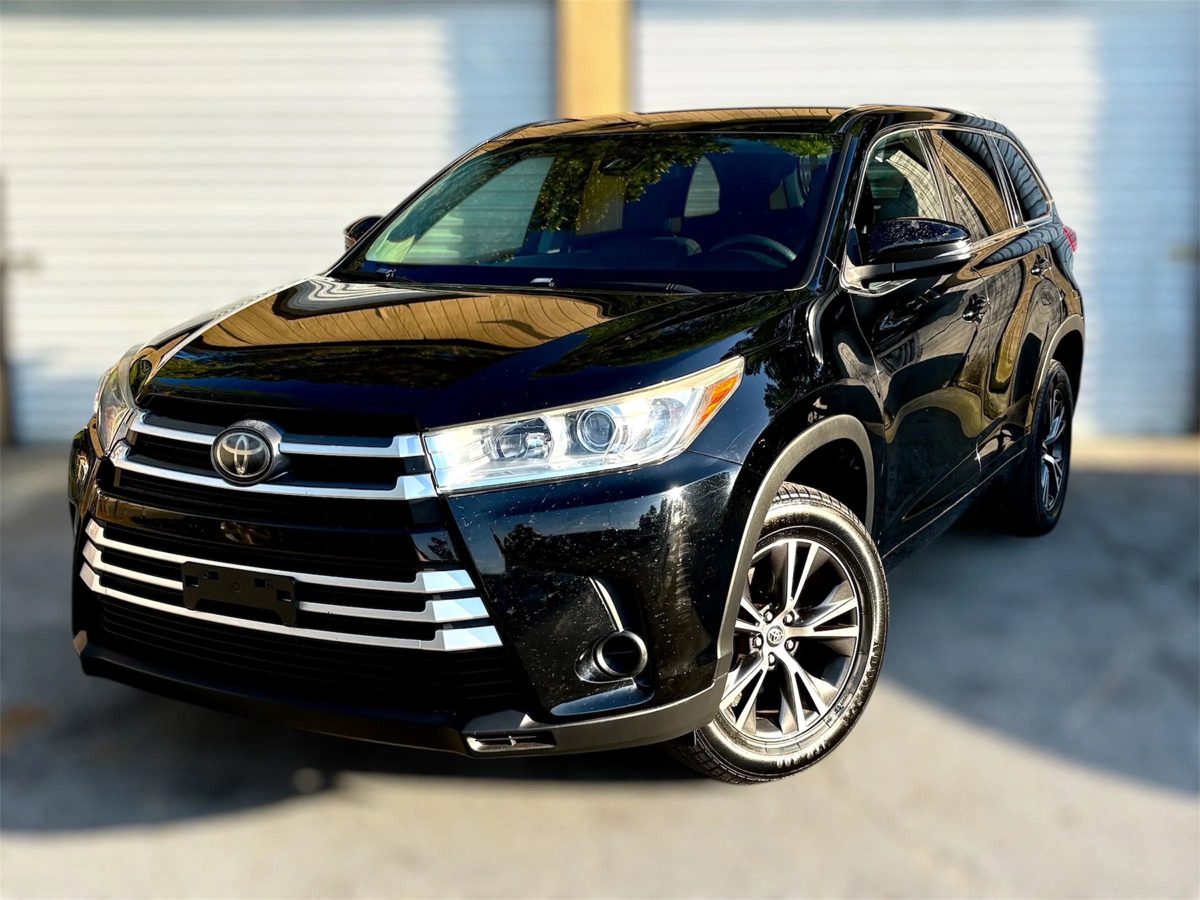Used 2017 Toyota Highlander LE FWD image 1