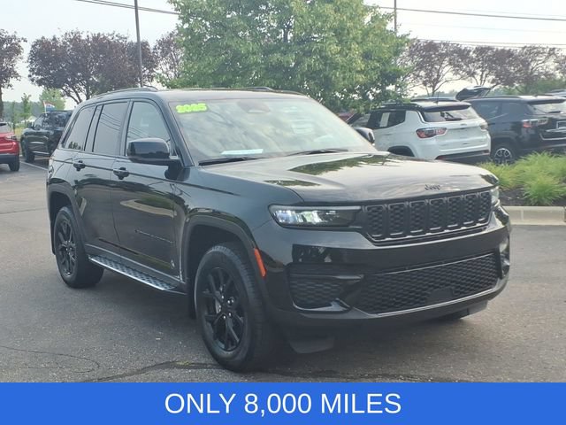 Used 2025 Jeep Grand Cherokee Altitude AWD/4WD image 3