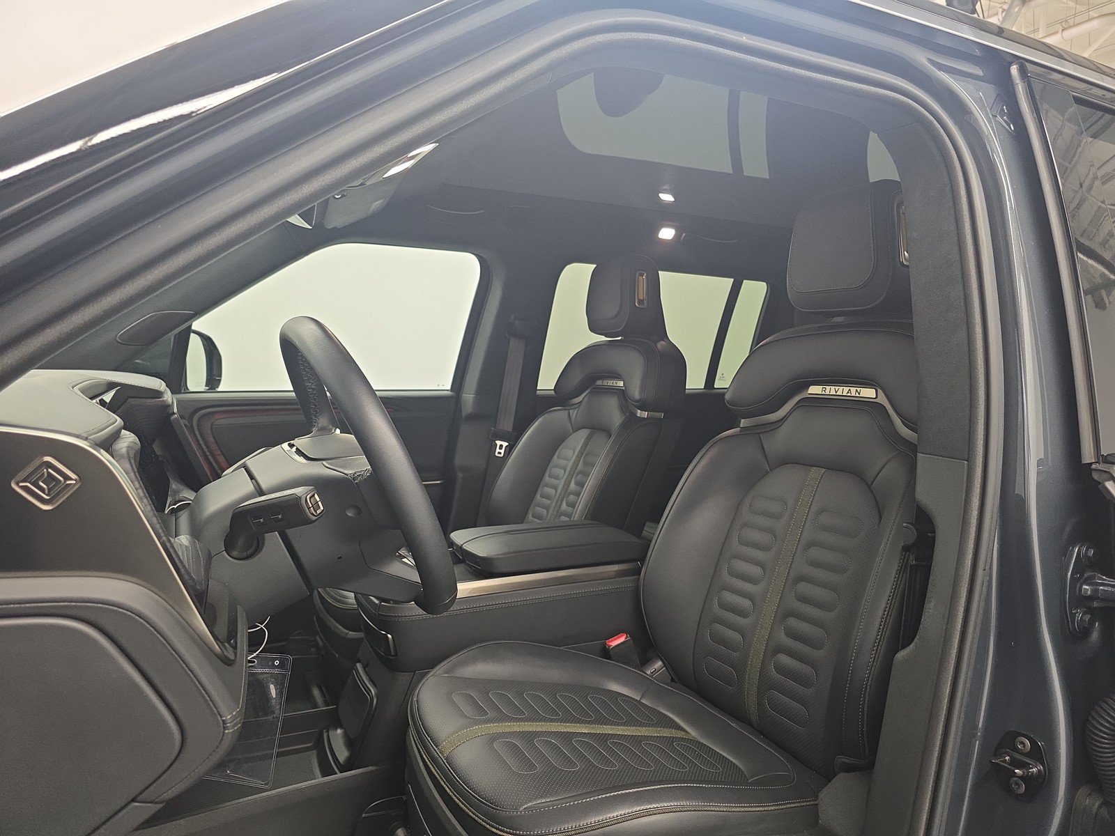 Used 2024 Rivian R1S Adventure AWD/4WD image 20