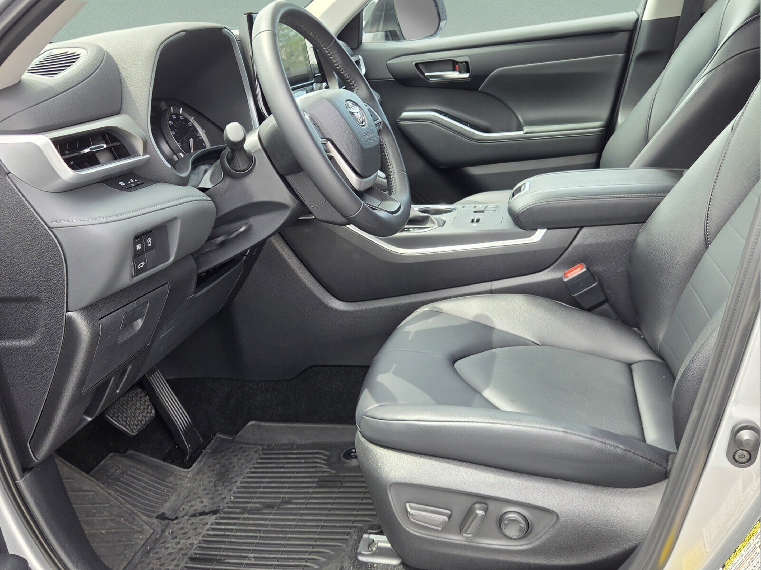 Used 2025 Toyota Highlander XLE FWD image 9