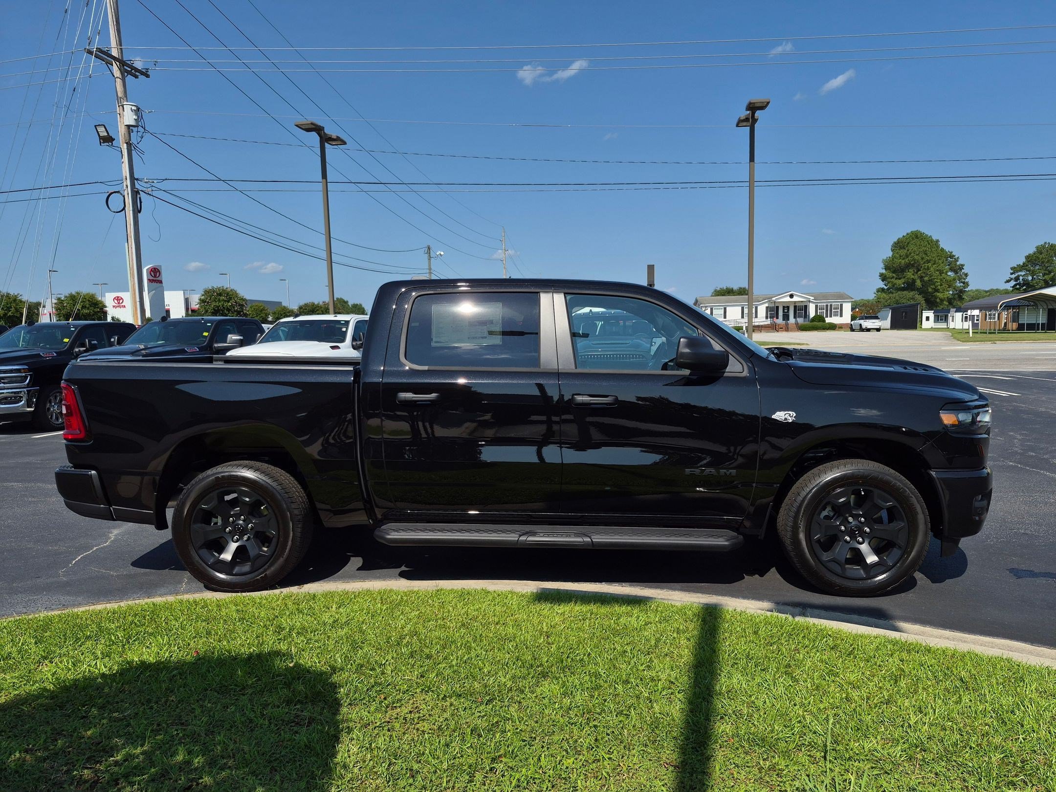 New 2026 RAM 1500 Express AWD/4WD image 4