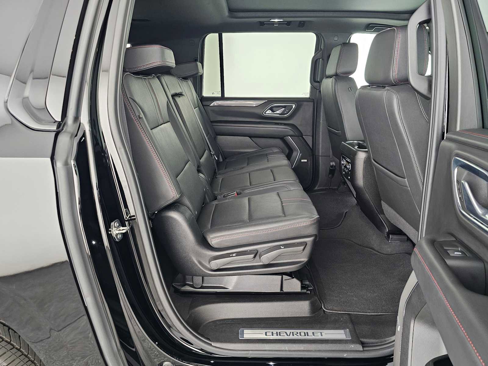 Used 2024 Chevrolet Suburban RST w/ Luxury Package image 12