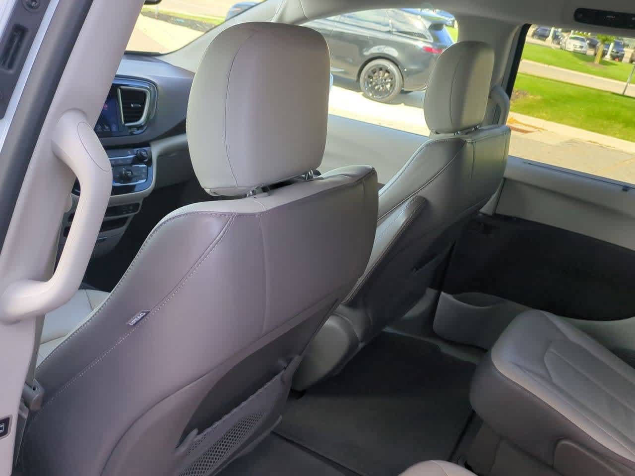 Used 2017 Chrysler Pacifica Touring-L FWD image 17