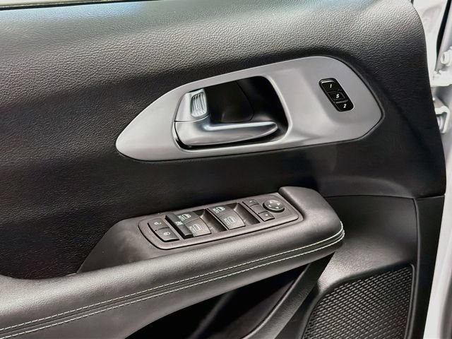 Used 2026 Chrysler Pacifica Select FWD image 16