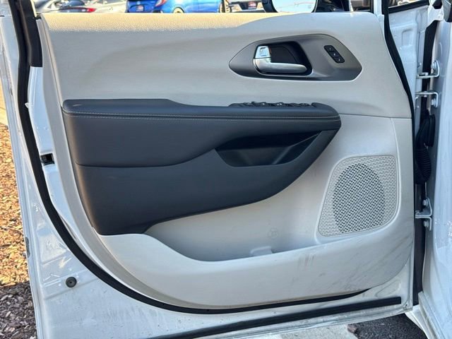 Used 2024 Chrysler Pacifica Touring-L image 21