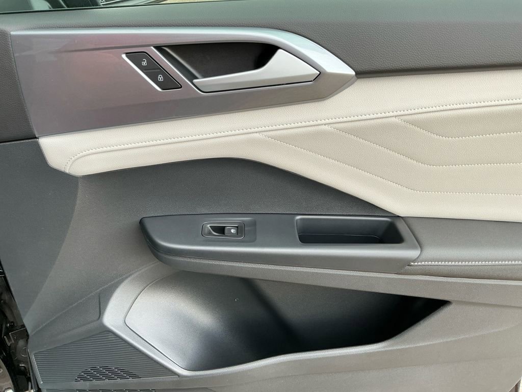 New 2025 Volkswagen Taos SEL image 17