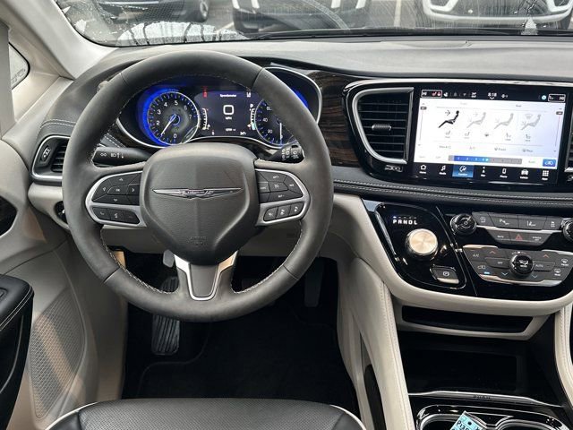 Certified 2024 Chrysler Pacifica Limited image 28
