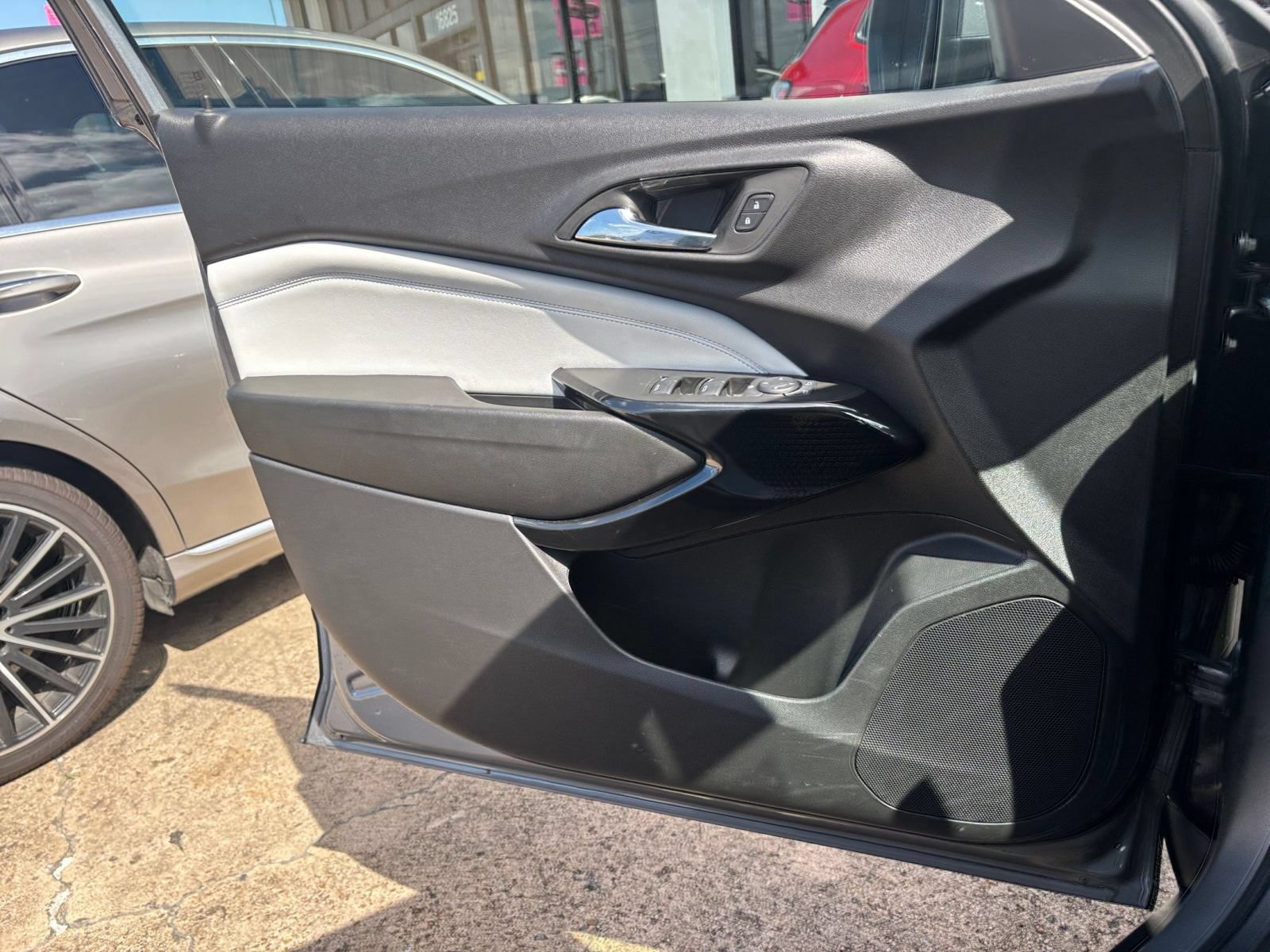 Used 2025 Chevrolet Trax LT FWD image 18