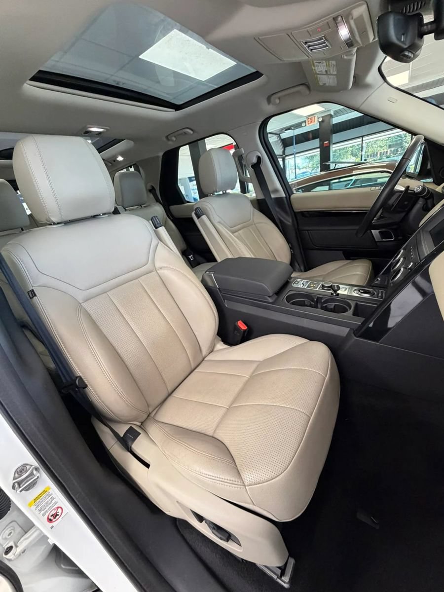 Used 2020 Land Rover Discovery SE AWD/4WD image 16