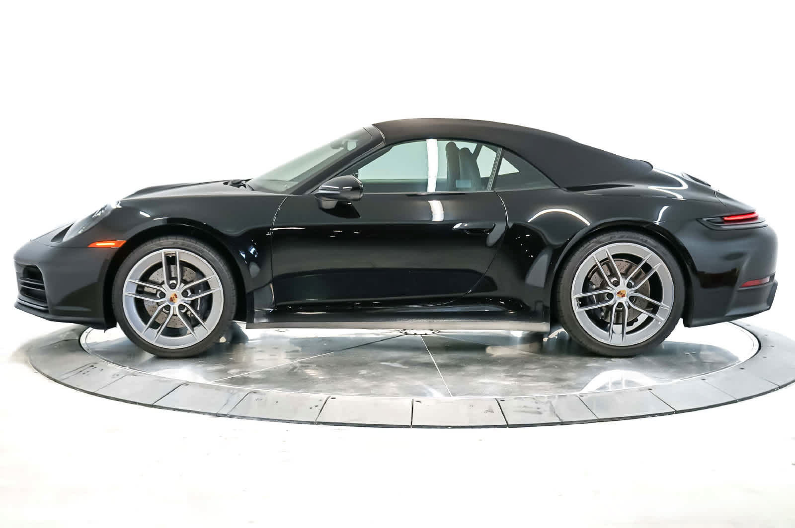 Certified 2025 Porsche 911 Carrera RWD image 2
