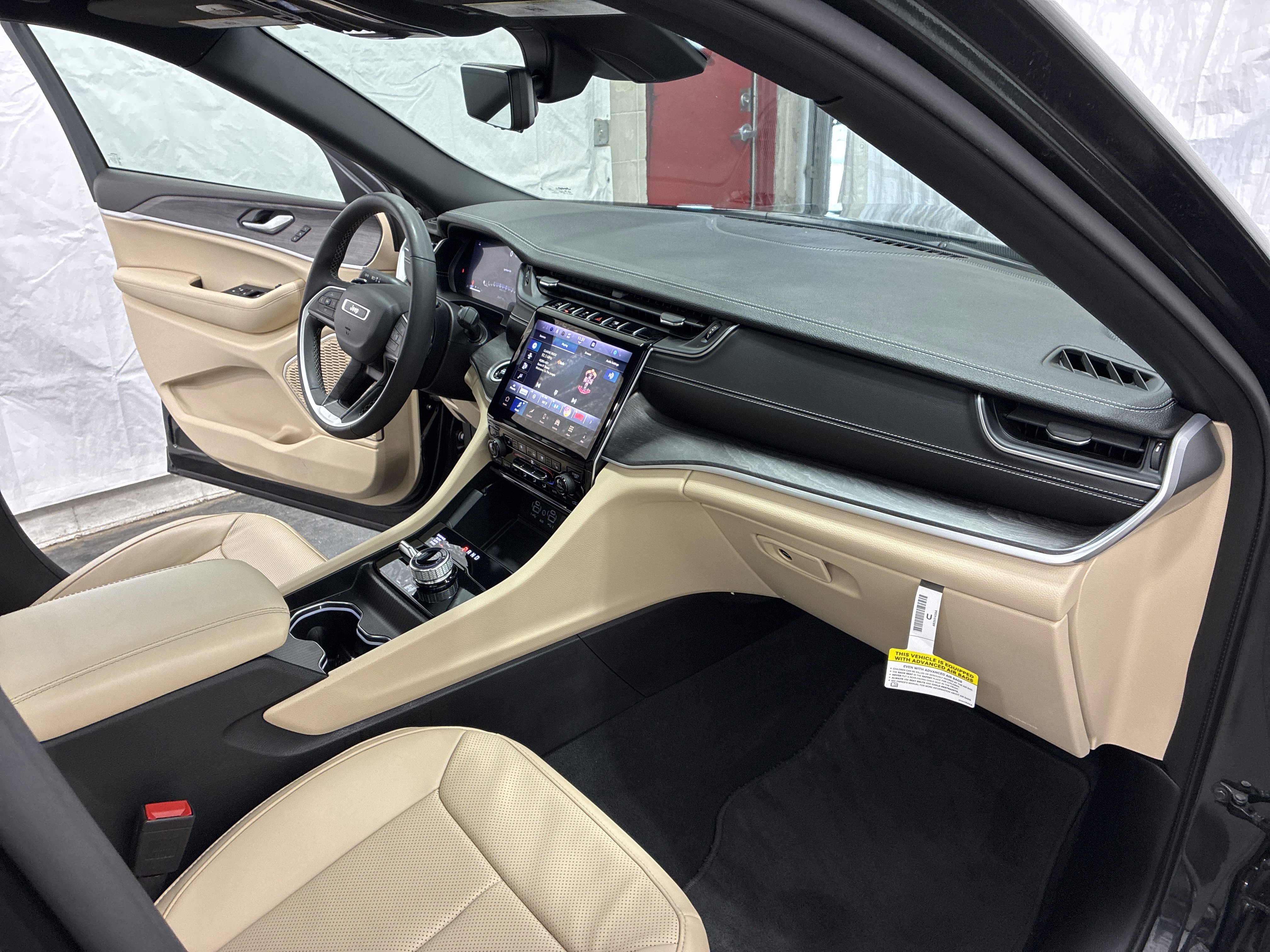 Certified 2024 Jeep Grand Cherokee L Limited w/ Luxury Tech Group II AWD/4WD image 17
