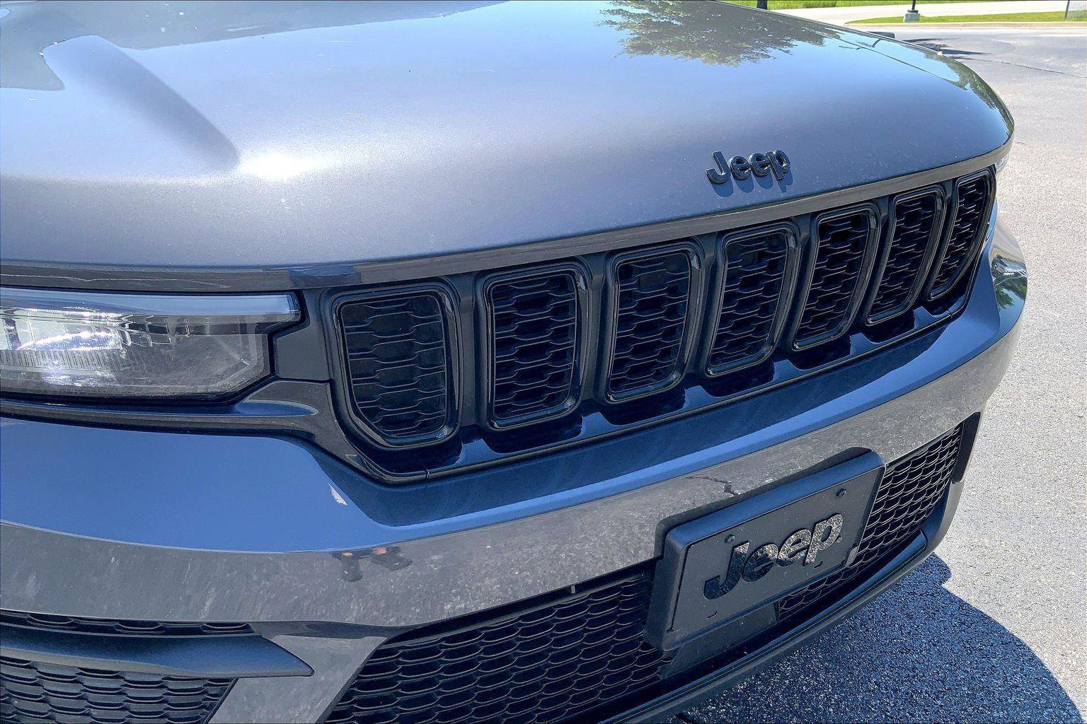 Used 2023 Jeep Grand Cherokee Altitude AWD/4WD image 28