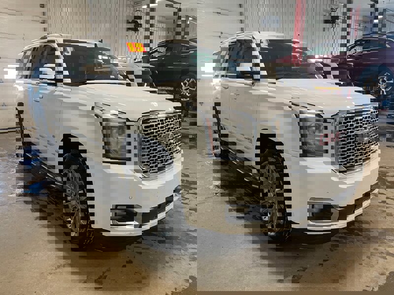 Used 2015 GMC Yukon XL Denali w/ Touring Package AWD/4WD image 4