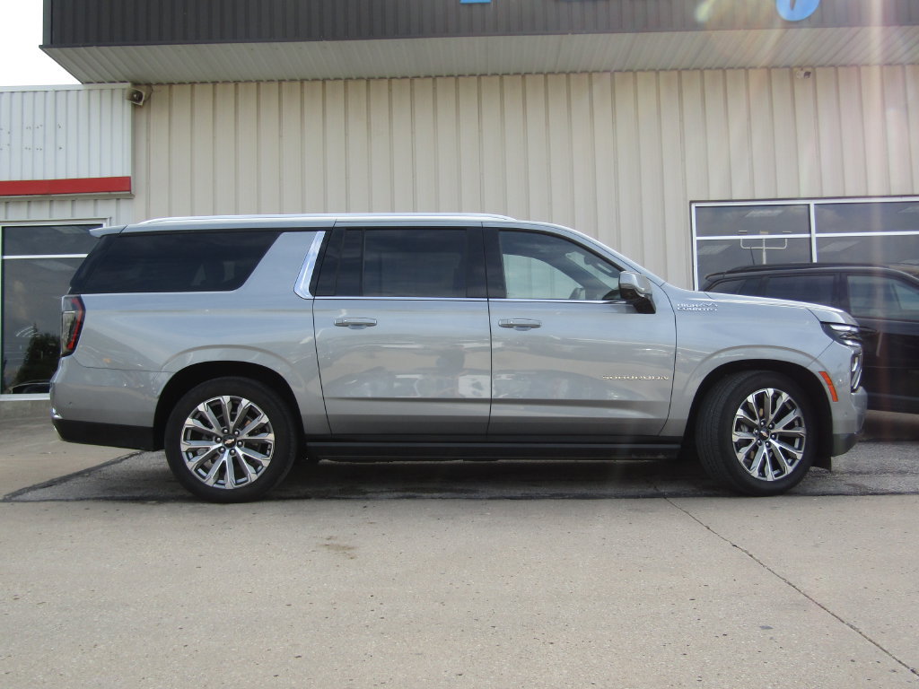 Used 2025 Chevrolet Suburban High Country AWD/4WD image 2