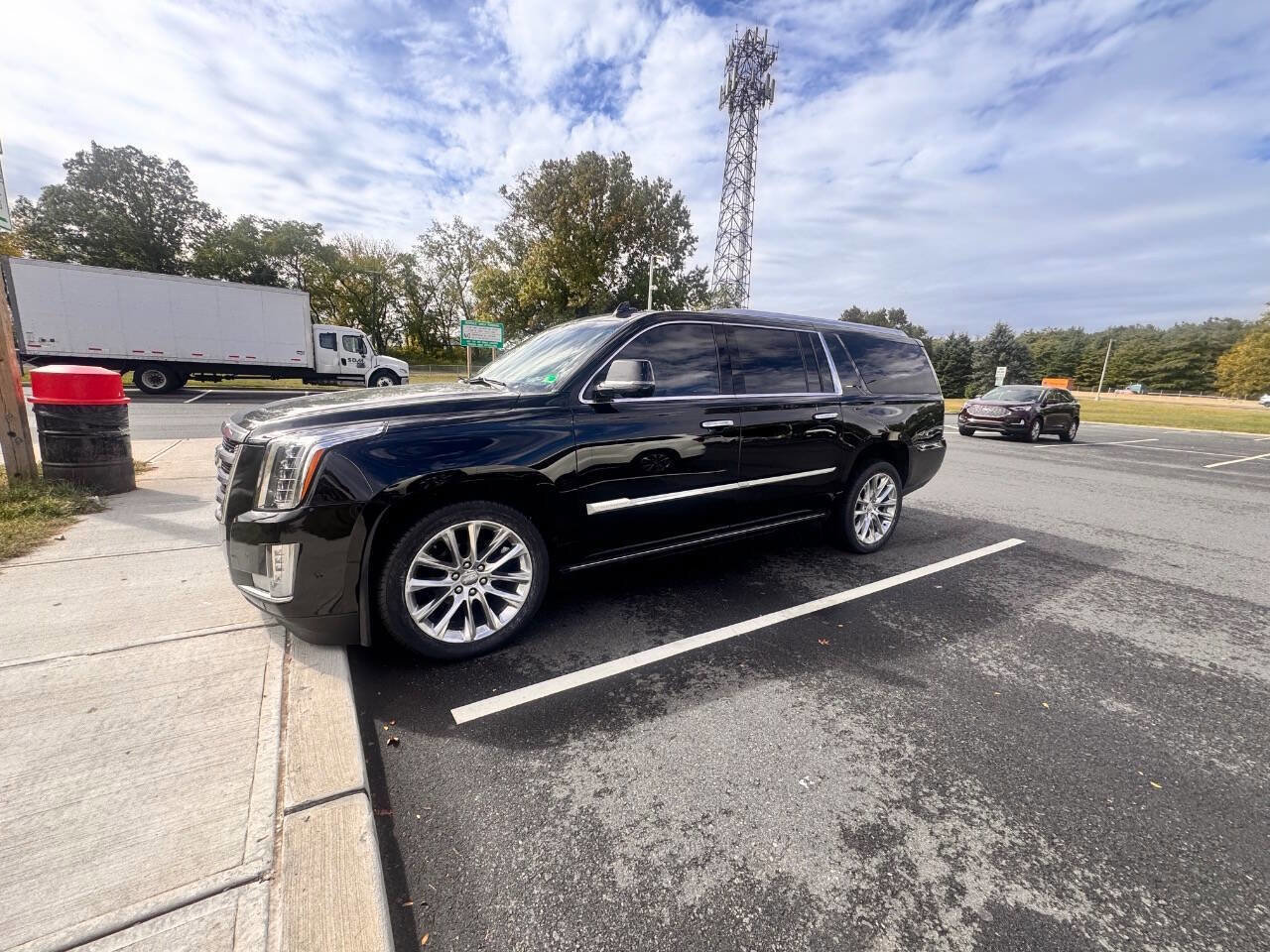 Used 2019 Cadillac Escalade ESV Premium Luxury image 9