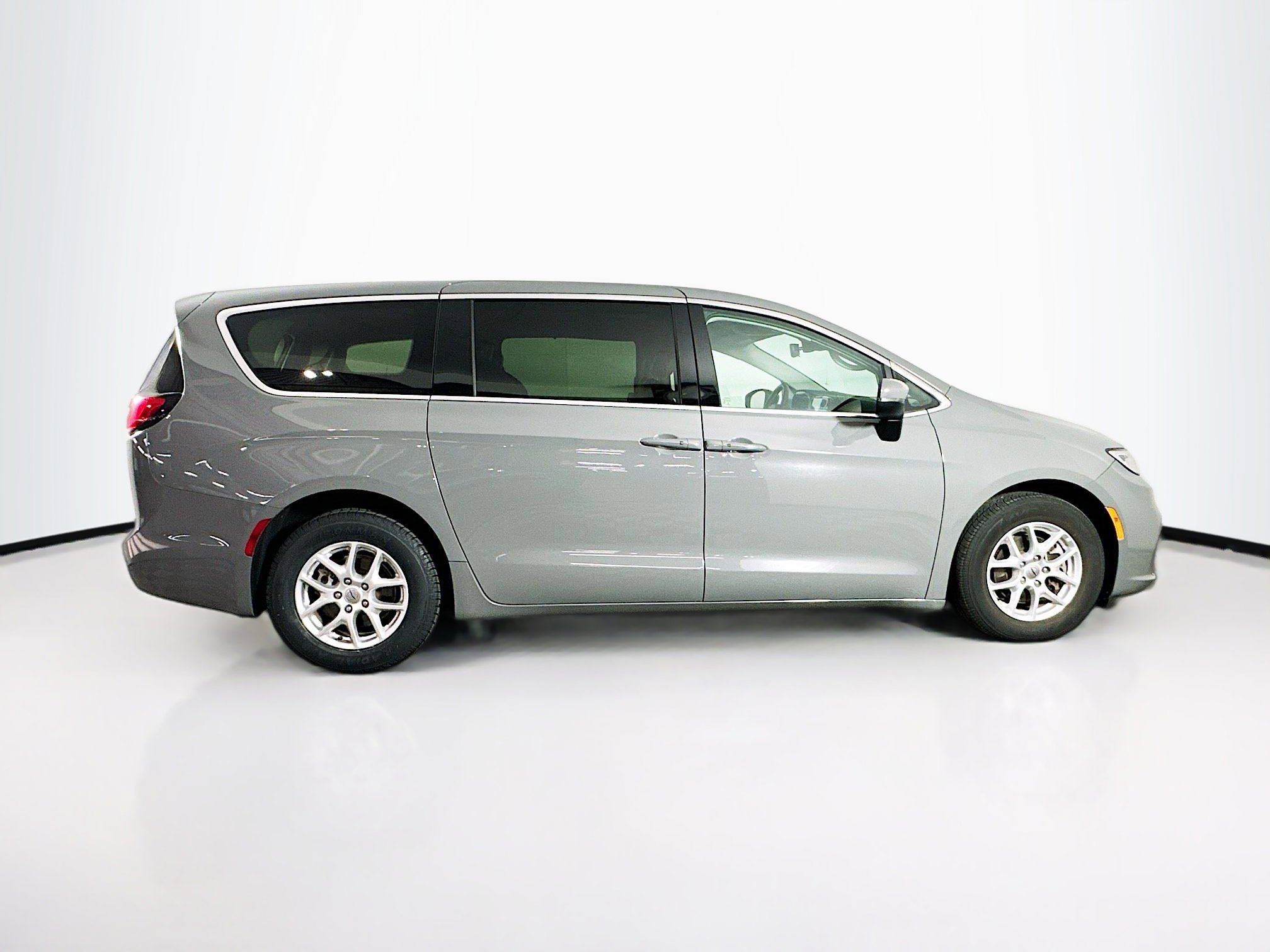 Used 2023 Chrysler Pacifica Touring-L image 10