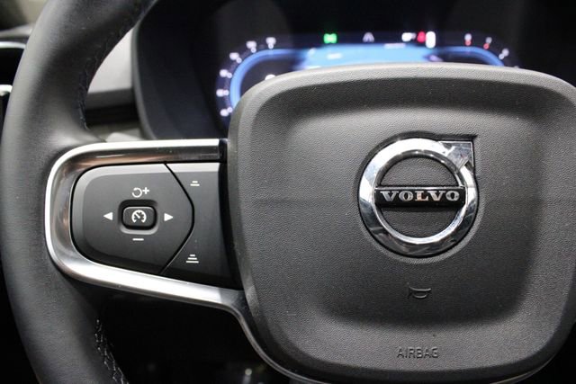 Used 2025 Volvo XC40 B5 Plus image 25