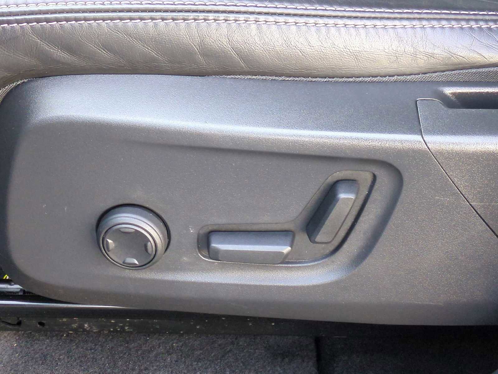 Used 2021 Volvo XC40 P8 Recharge w/ Advanced Package image 17