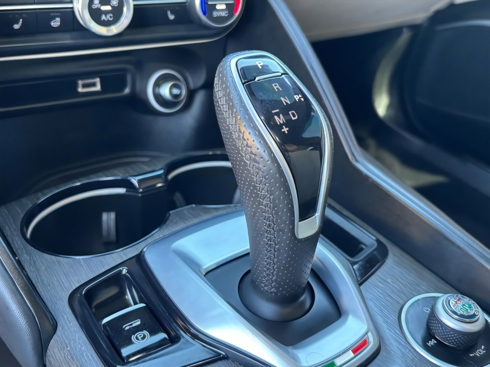 Used 2023 Alfa Romeo Giulia w/ Quick Order Package 22Z Lusso image 23