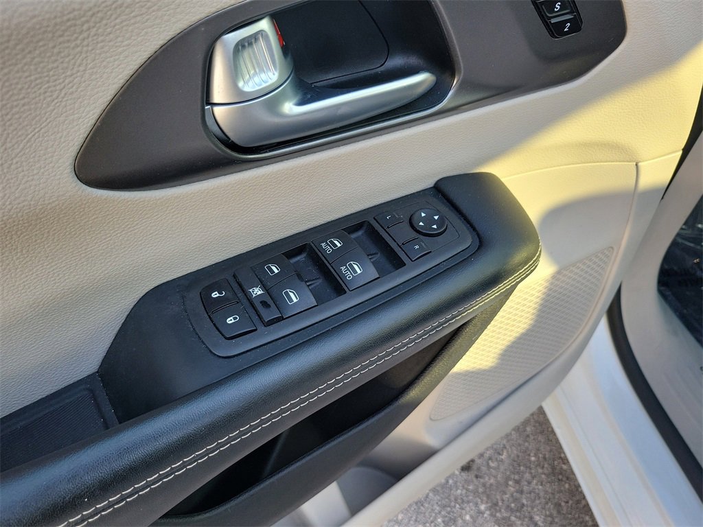 Used 2024 Chrysler Pacifica Touring-L image 16