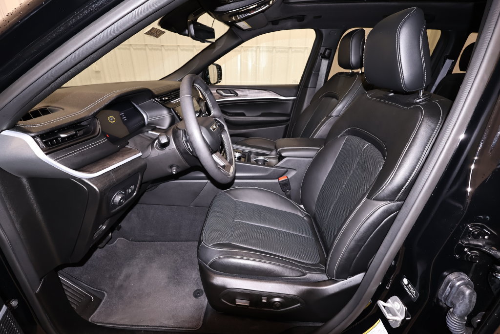 Used 2026 Jeep Grand Cherokee Limited AWD/4WD image 13