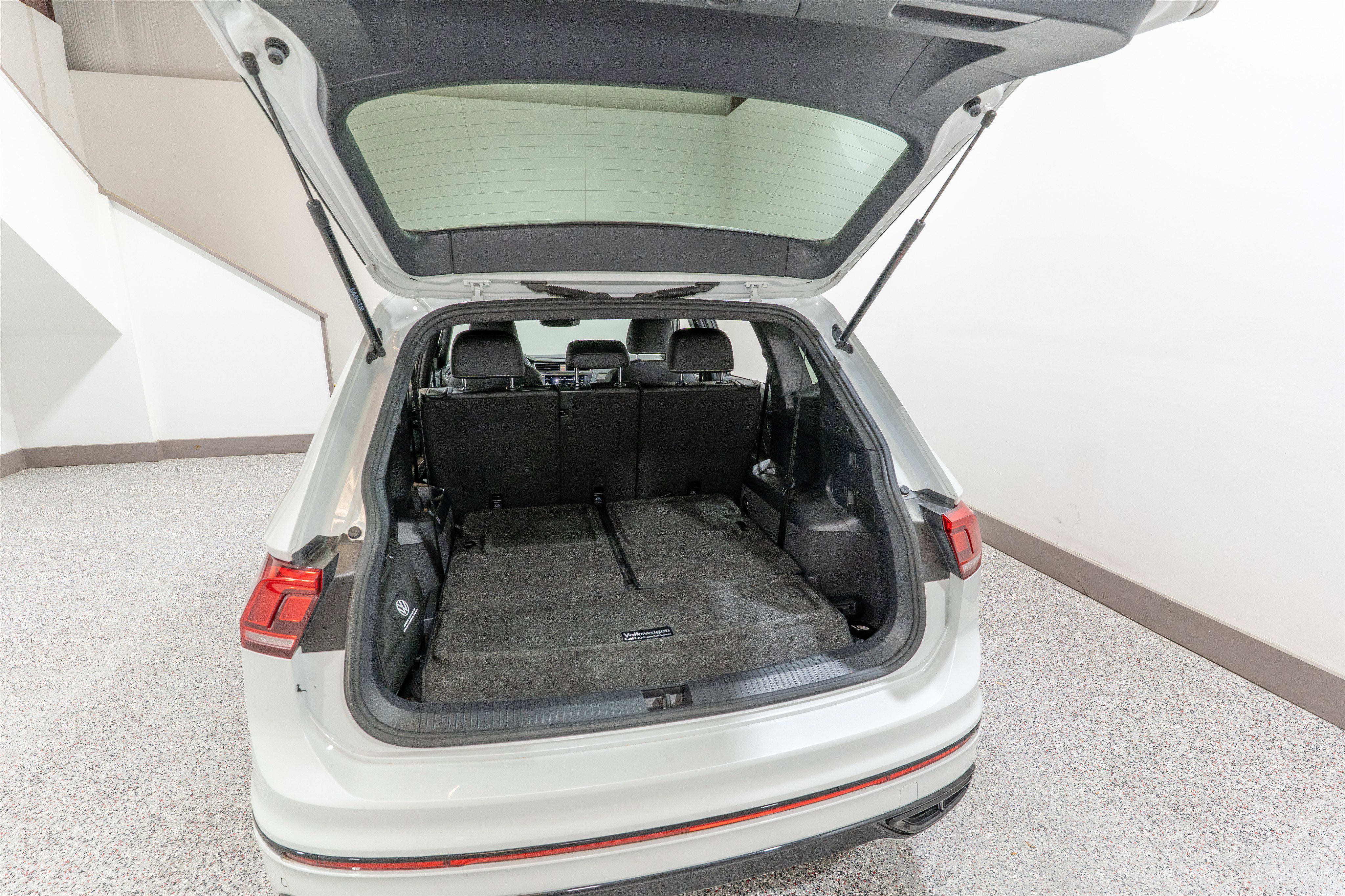 Used 2023 Volkswagen Tiguan SE R-Line image 32