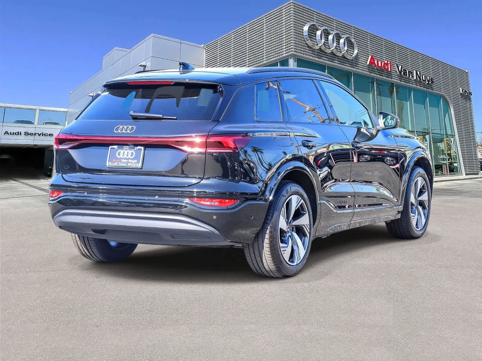 Used 2025 Audi Q6 e-tron Premium Plus w/ Premium Plus AWD/4WD image 4