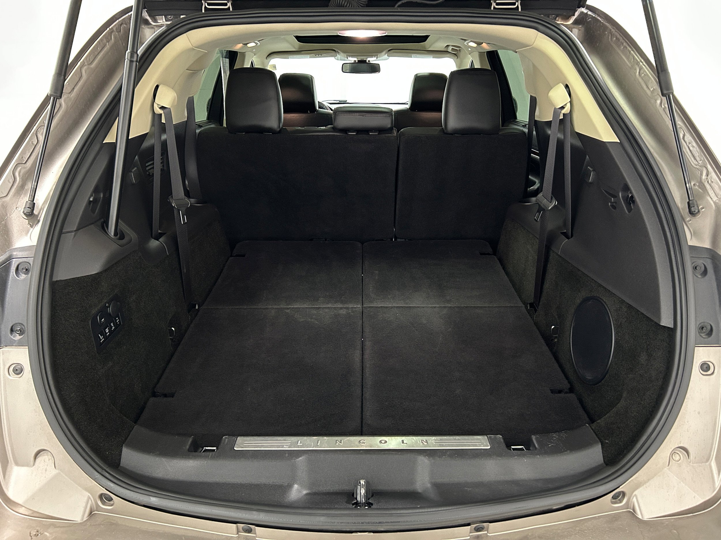 Used 2018 Lincoln MKT AWD image 36