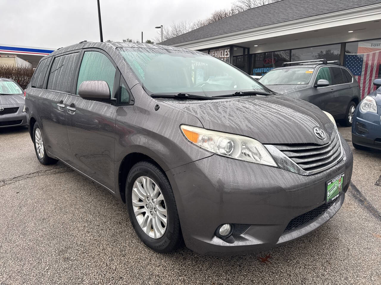 Used 2012 Toyota Sienna XLE image 22