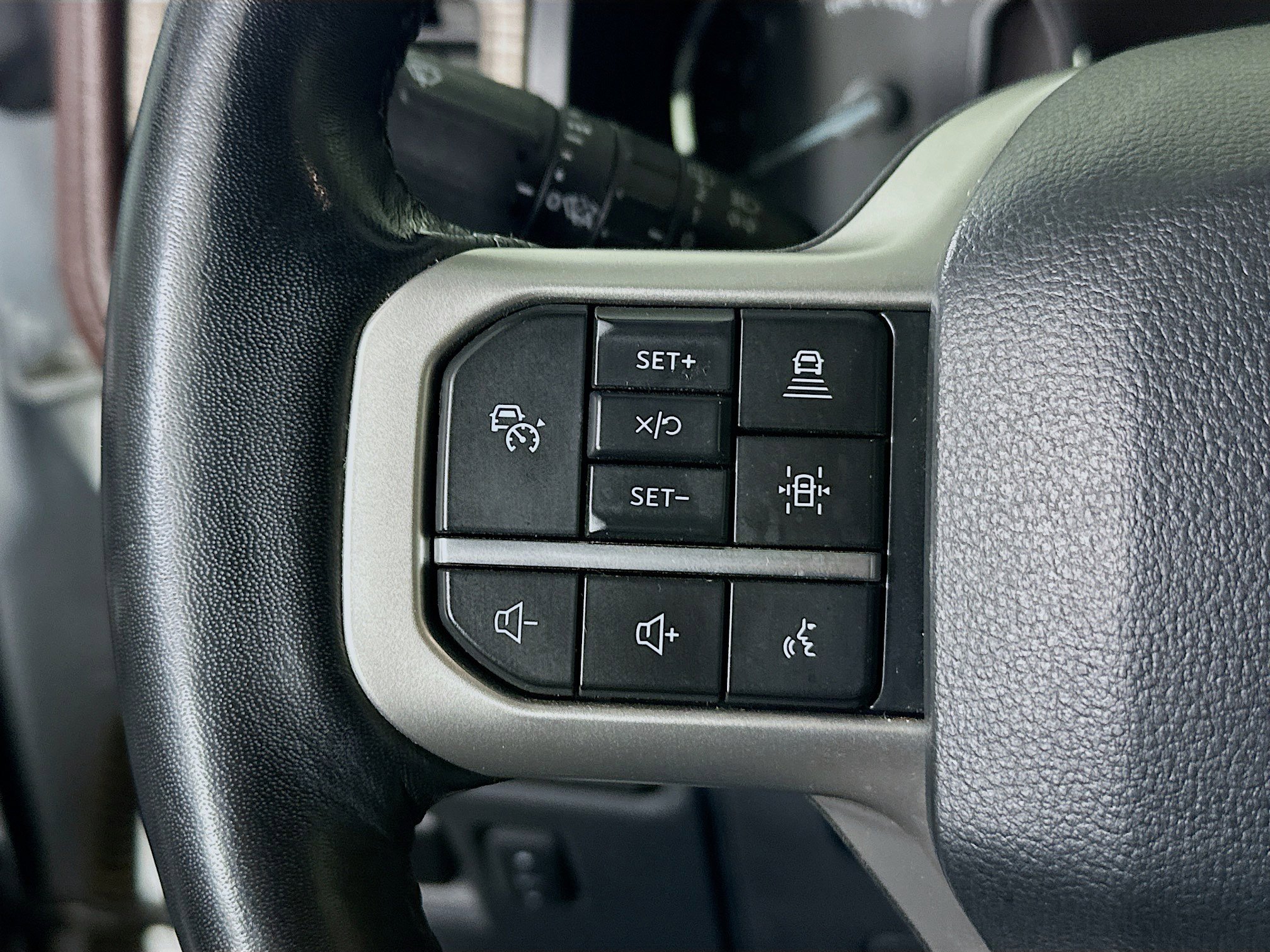 Used 2024 Ford Expedition Limited image 16