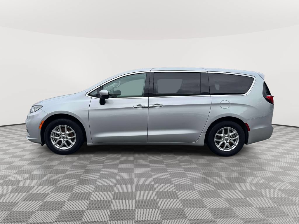 Used 2023 Chrysler Pacifica Touring-L FWD image 4