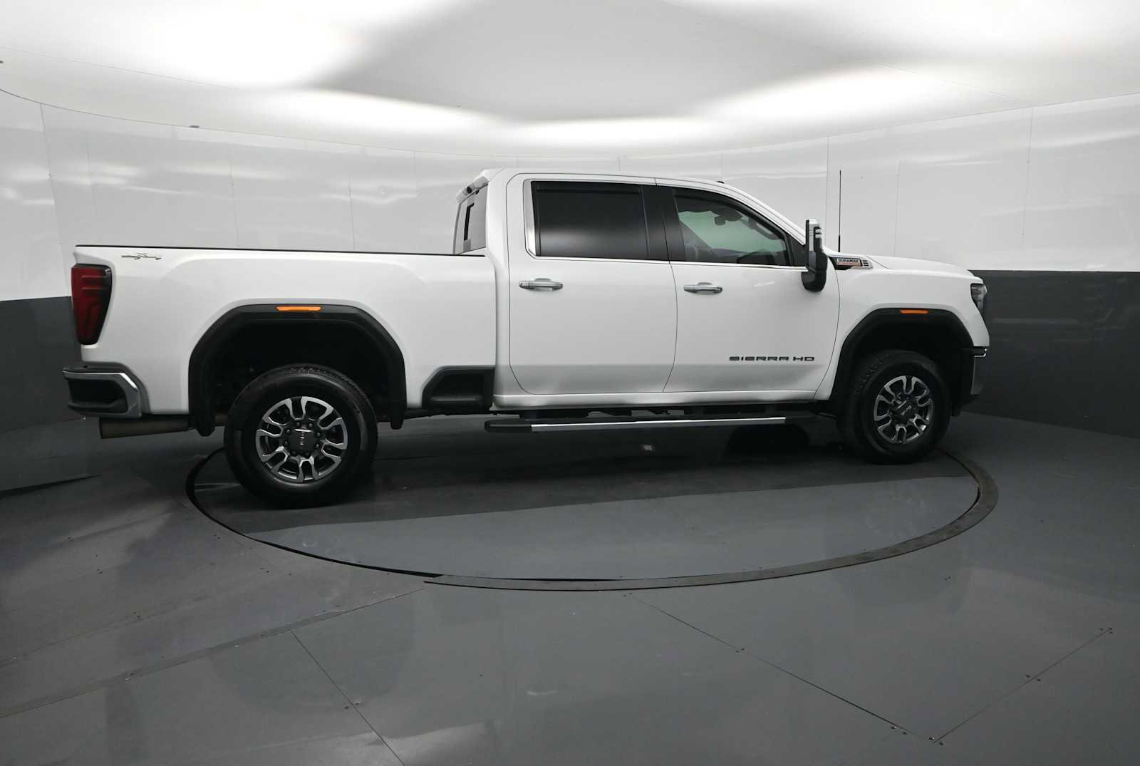 Used 2024 GMC Sierra 3500 SLT w/ SLT Premium Package image 9